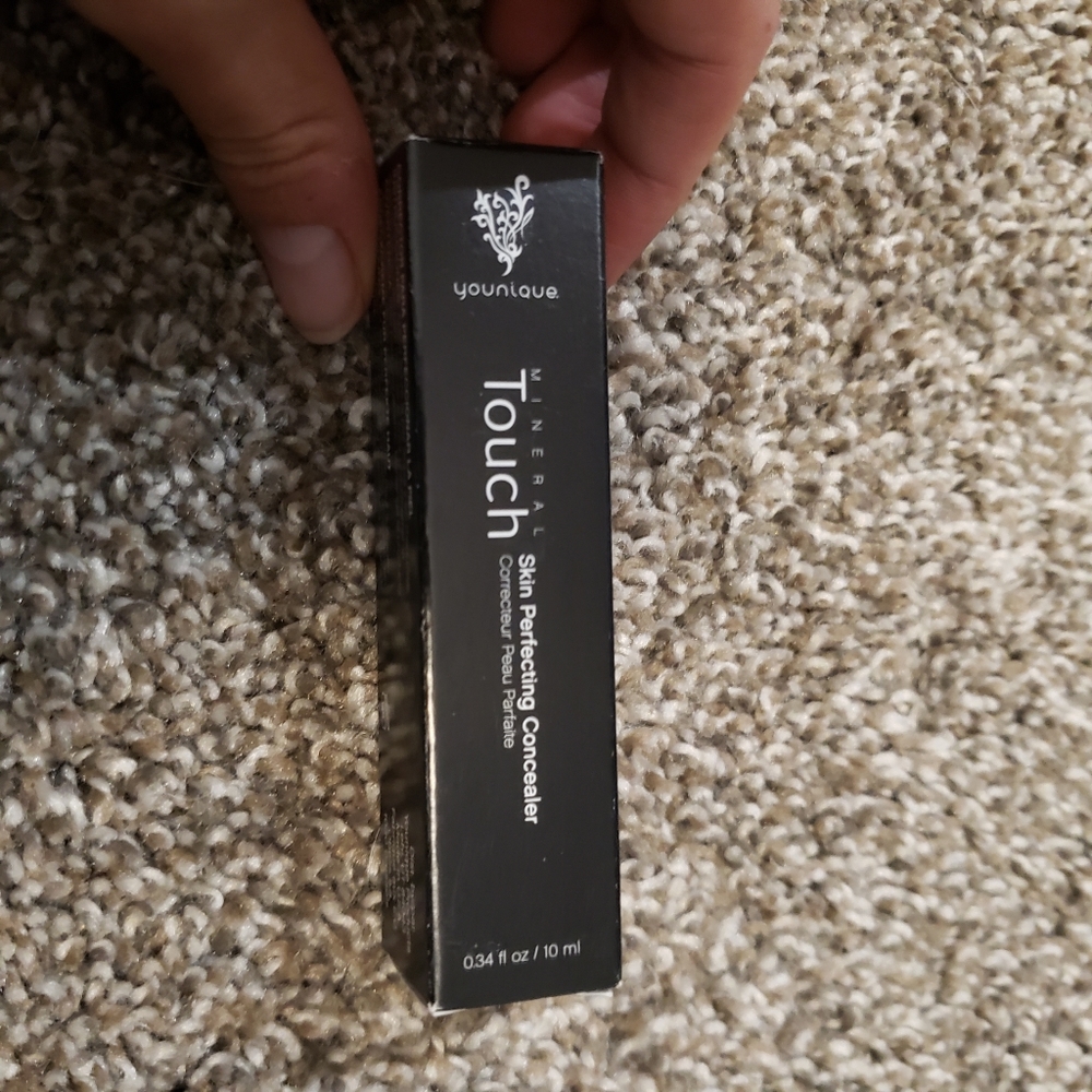 Younique Scarlet skin perfecting concealer